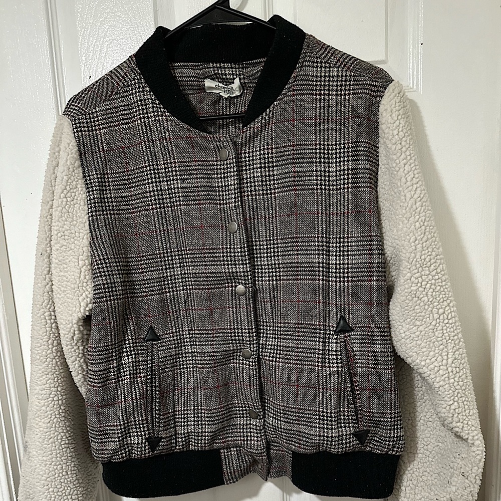 This is a very fashionable jacket with fluffy sleeves, plaid design!